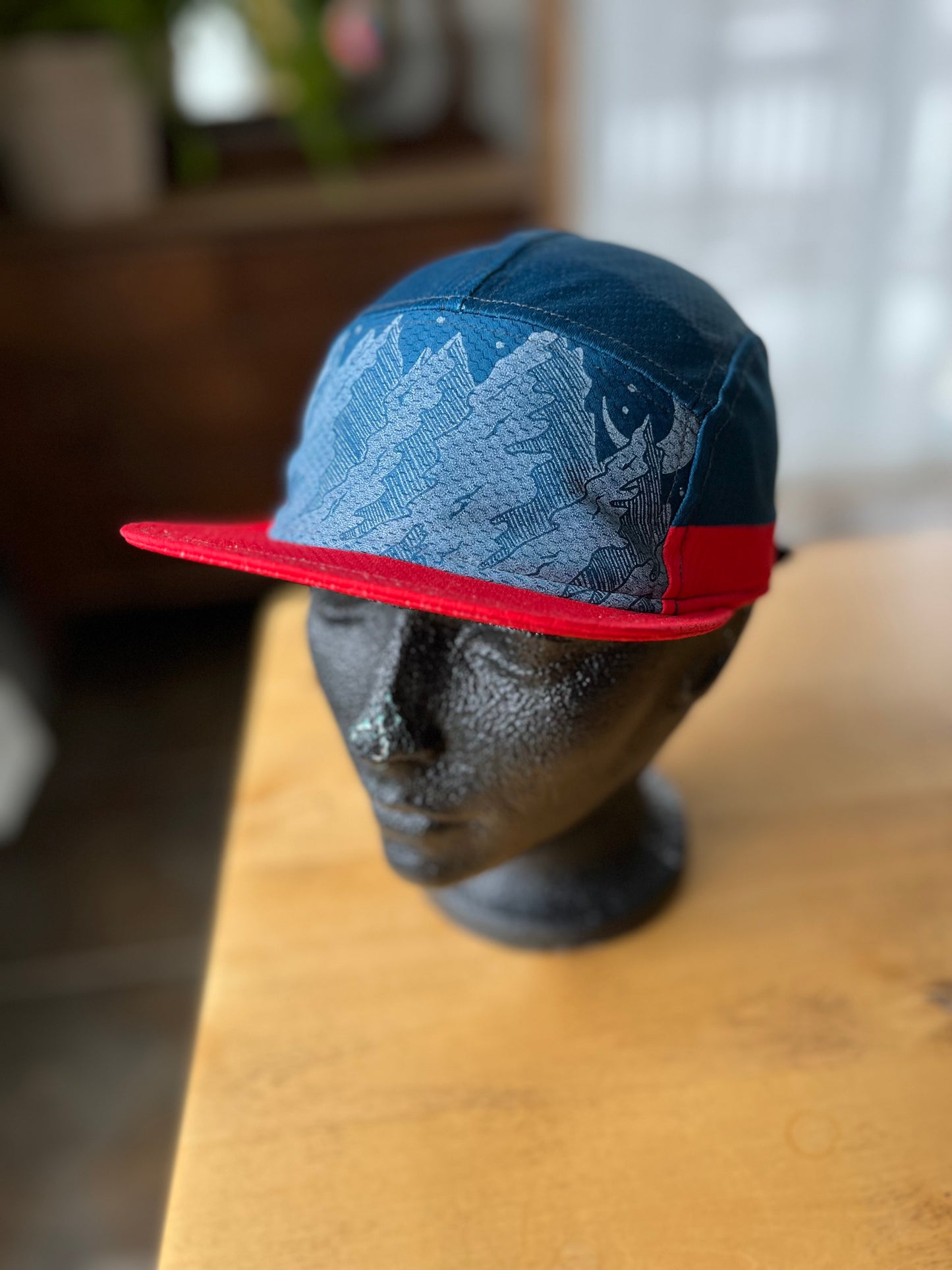 Kasquette Sport - Montagnes bleu et rouge