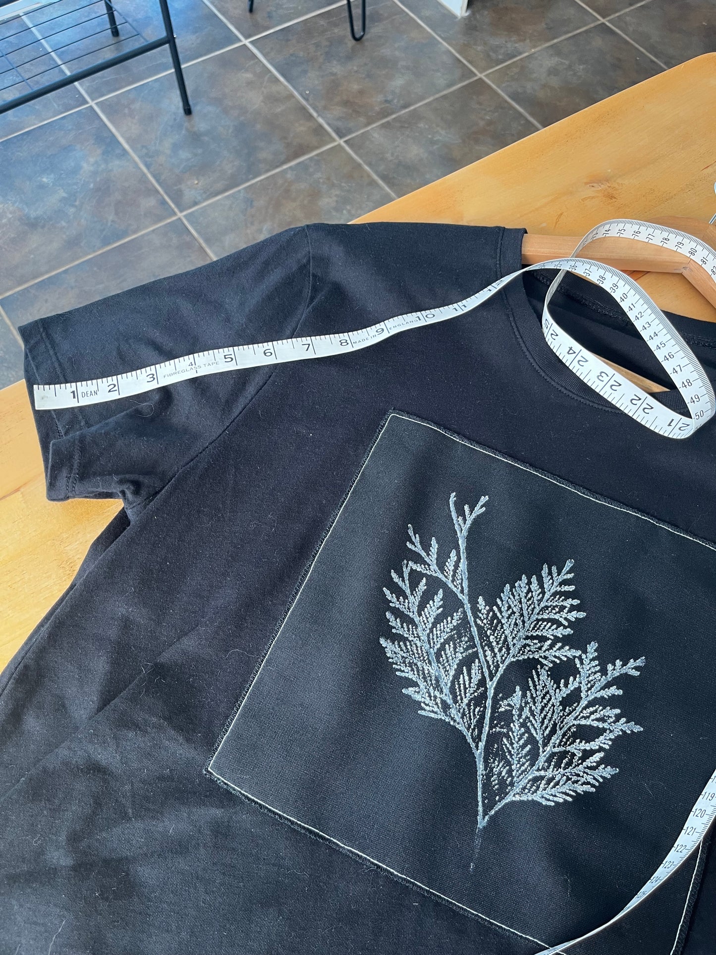 T-Shirt noir «cèdre» Médium (unisexe)