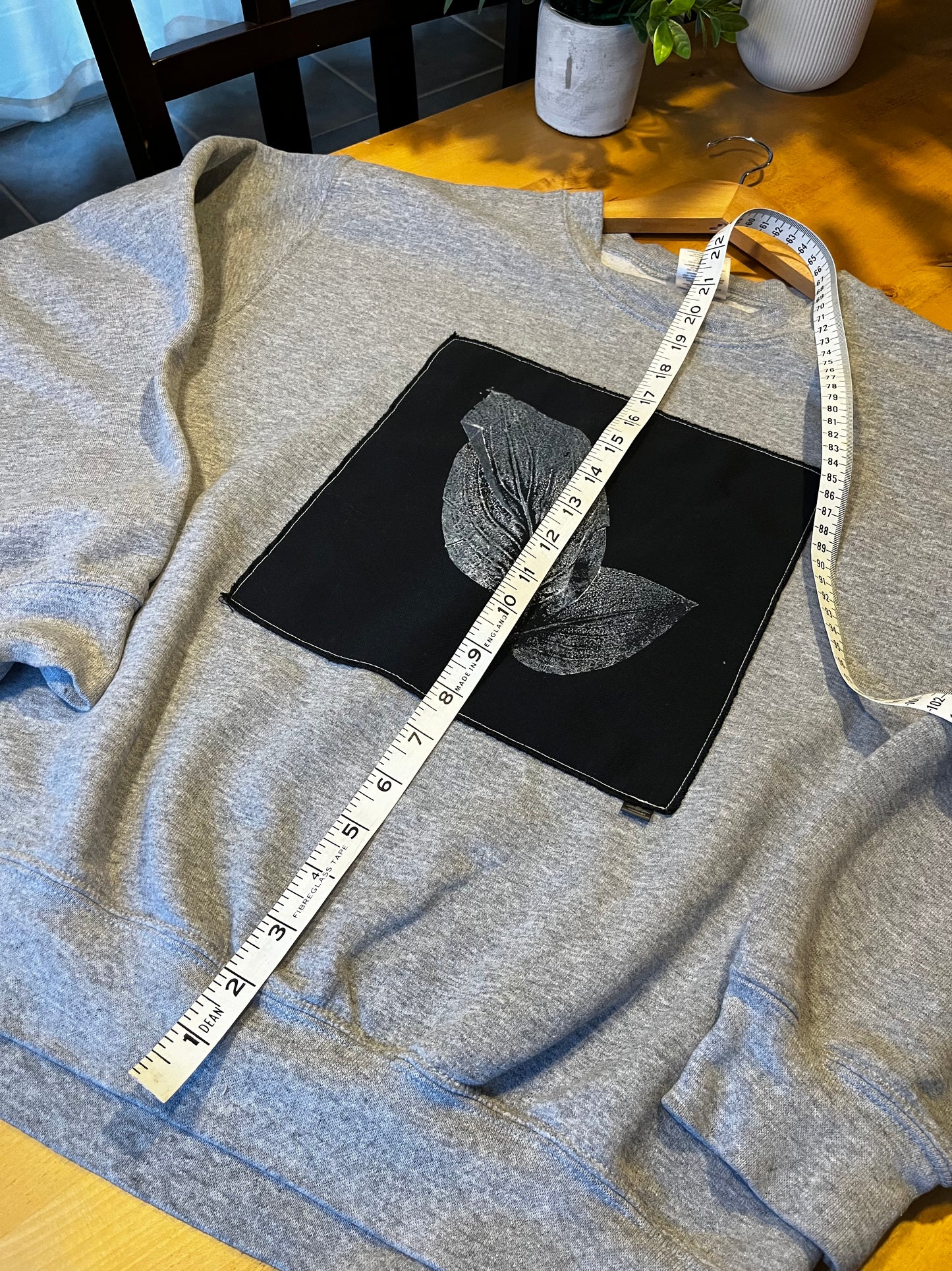 Chandail crewneck « feuilles » gris - Small (unisexe)