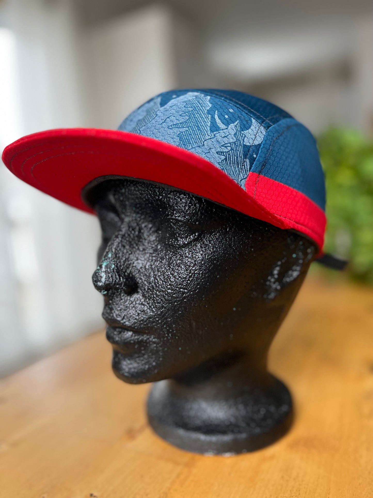 Kasquette Sport - Montagnes bleu et rouge