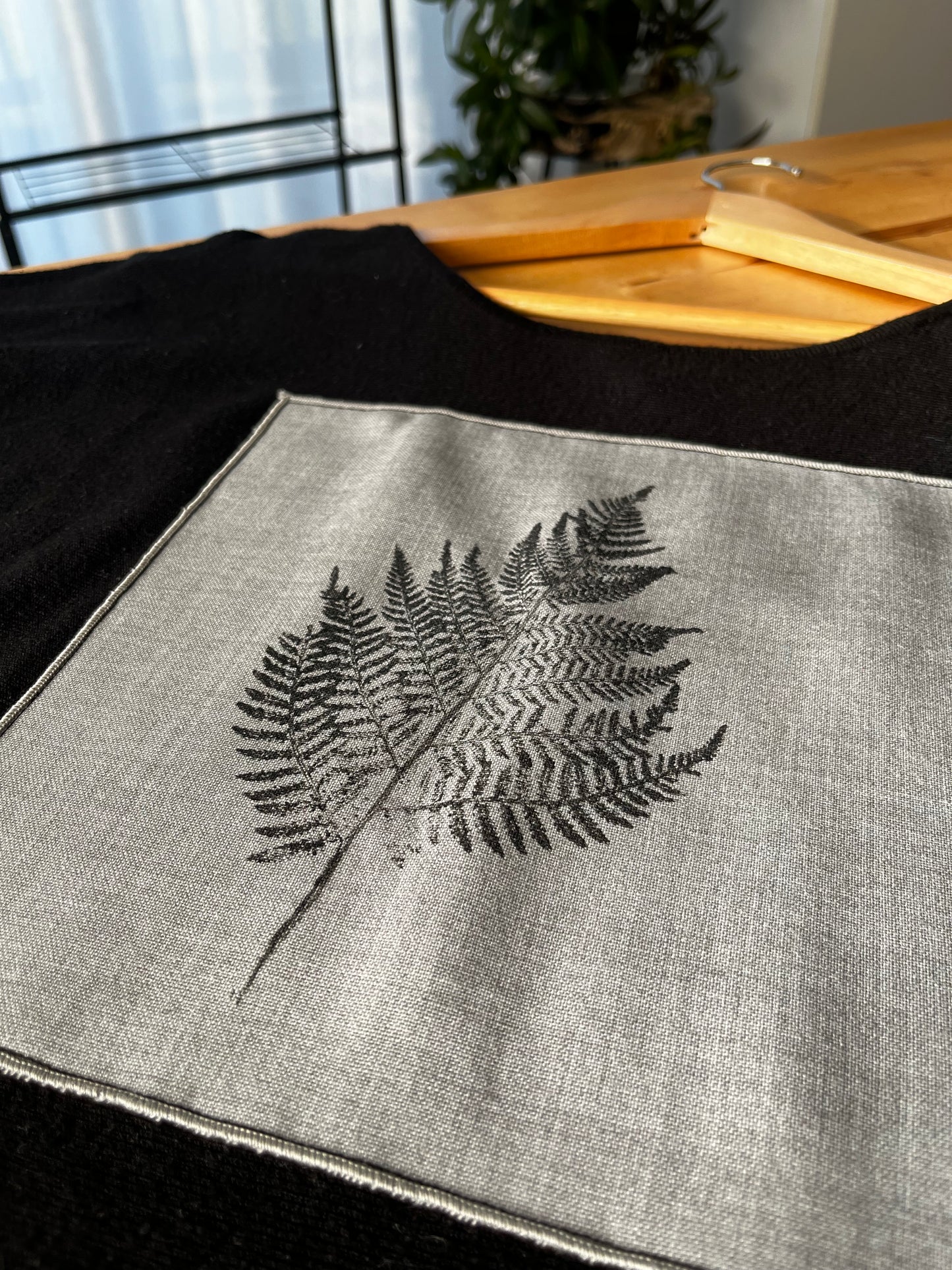 Tricot noir «fougère» médium