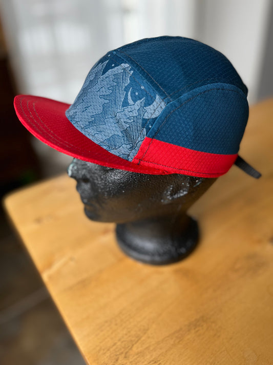 Kasquette Sport - Montagnes bleu et rouge