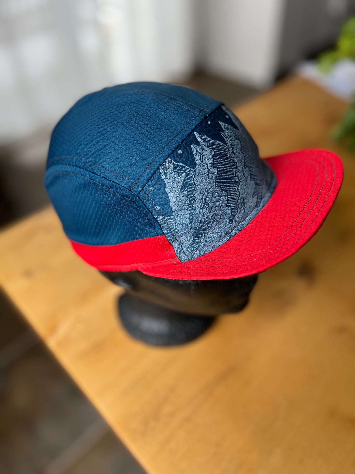 Kasquette Sport - Montagnes bleu et rouge