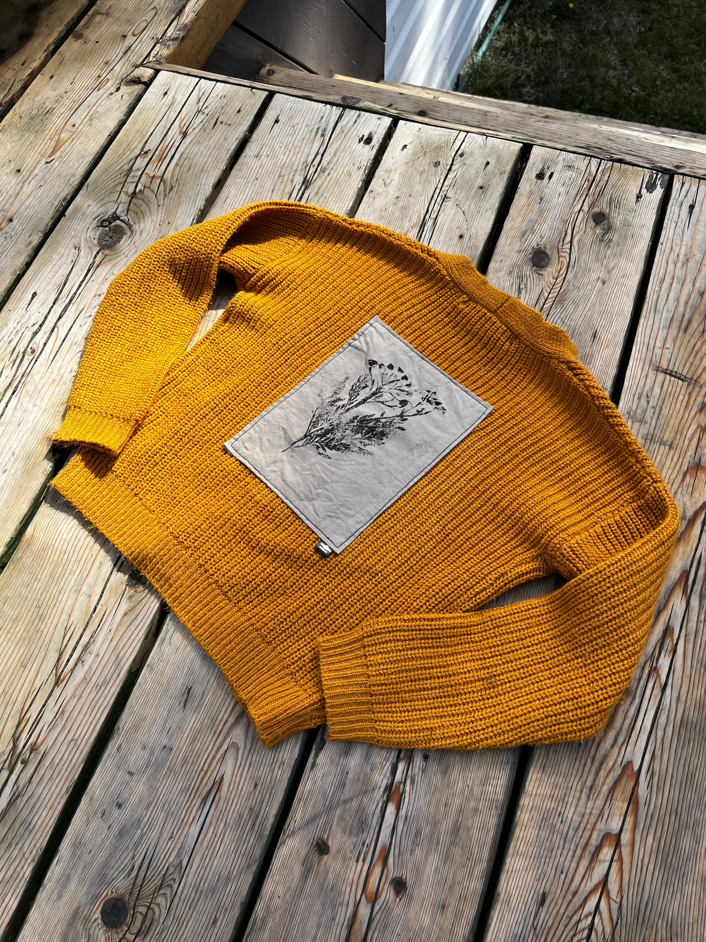 Tricot moutarde « asters sauvages » 4 ans