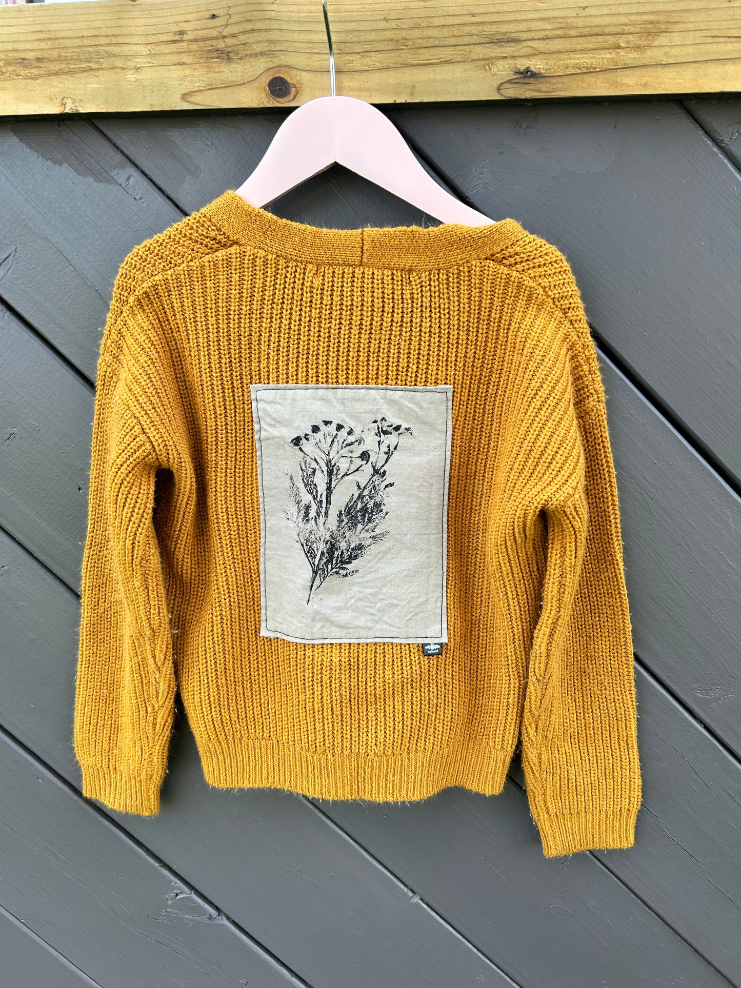 Tricot moutarde « asters sauvages » 4 ans