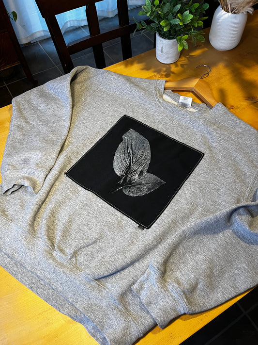 Chandail crewneck « feuilles » gris - Small (unisexe)