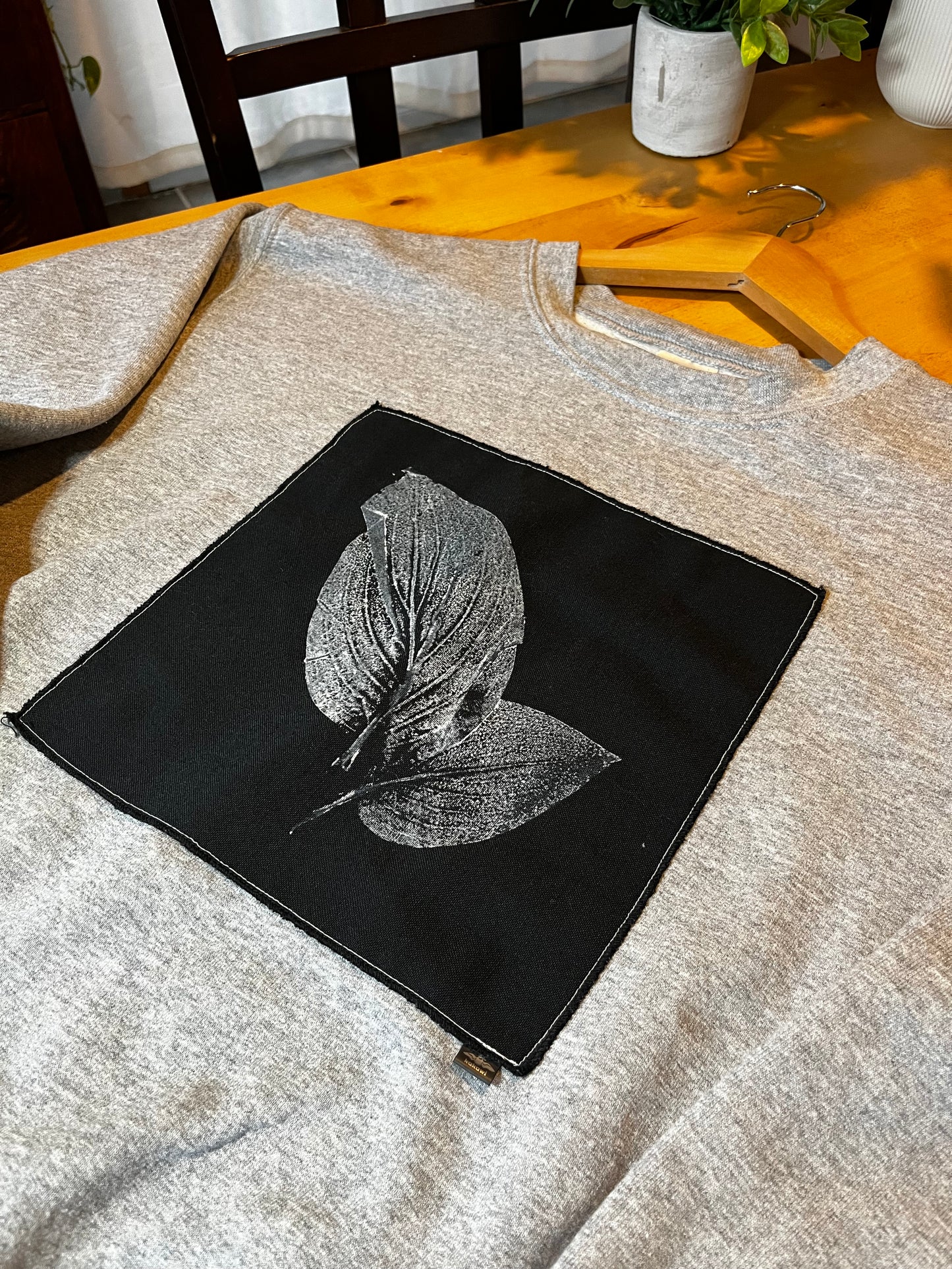 Chandail crewneck « feuilles » gris - Small (unisexe)