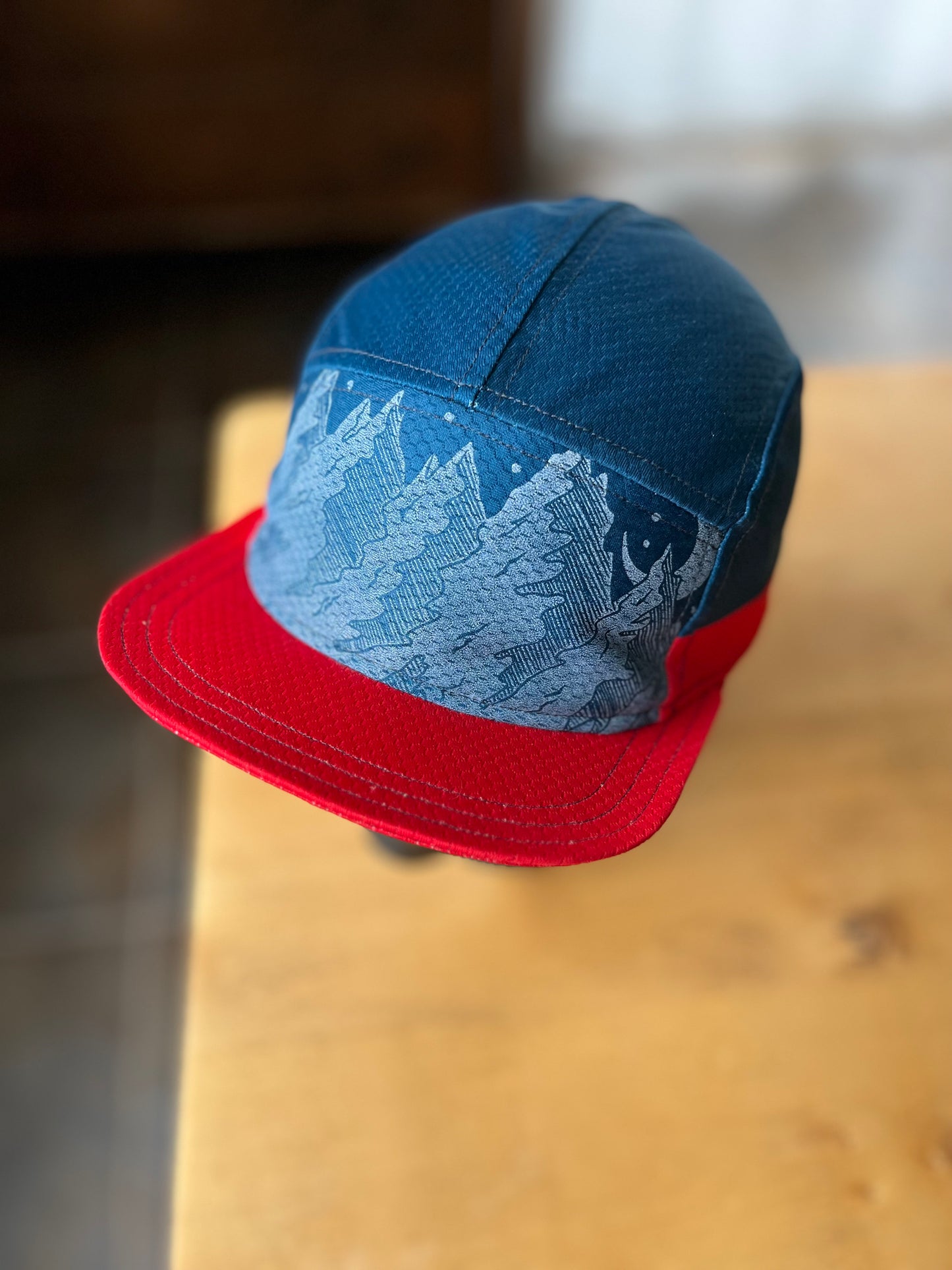 Kasquette Sport - Montagnes bleu et rouge